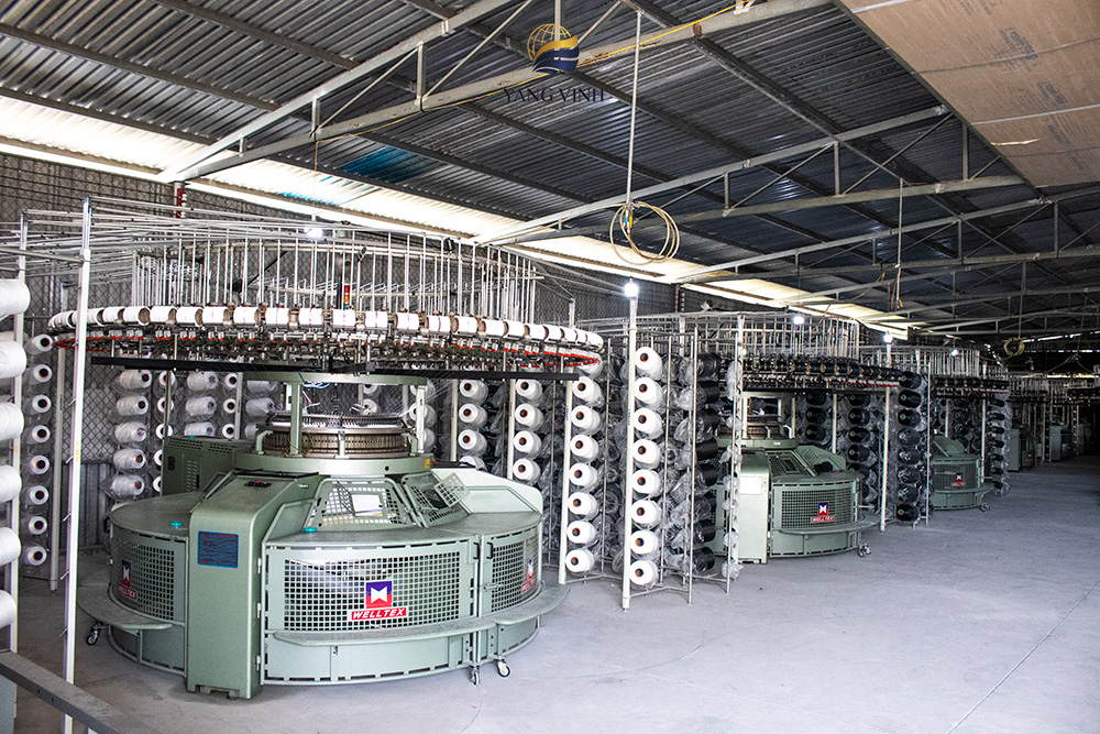 Modern machinery at Yang Vinh custom knit fabric factory